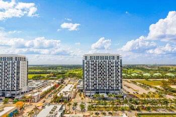 modern downtown doral one bedroom apt with golf course views