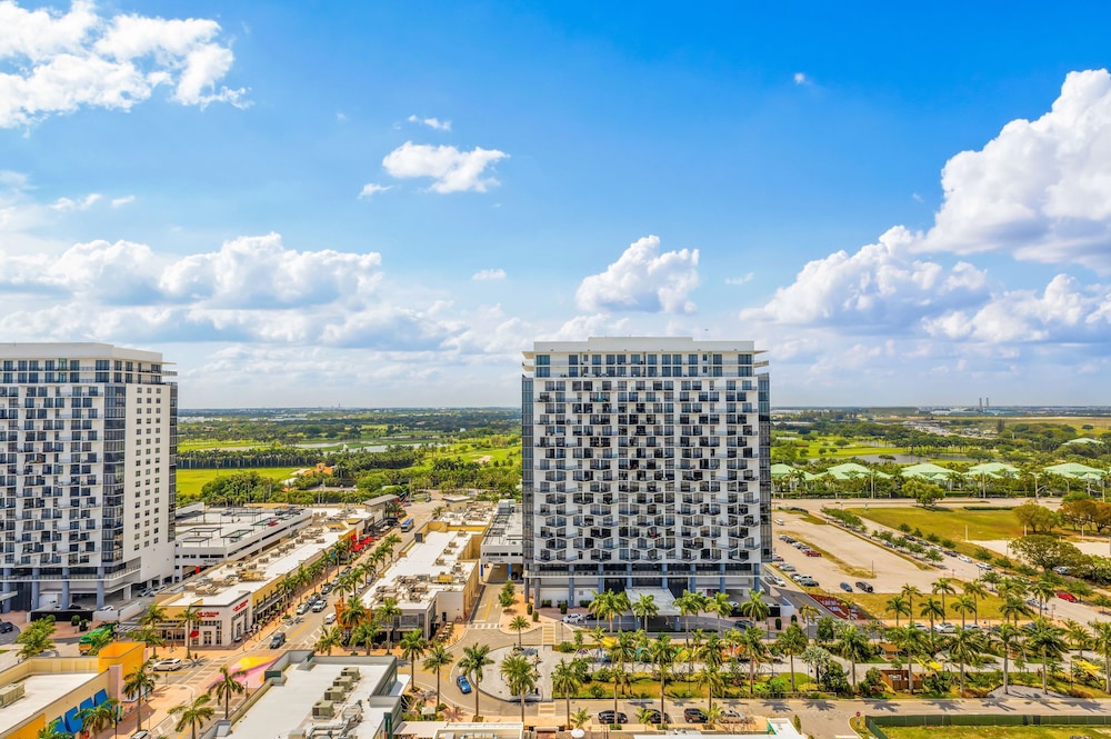 modern downtown doral one bedroom apt with golf course views