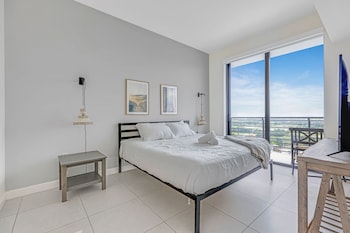 modern downtown doral one bedroom apt with golf course views