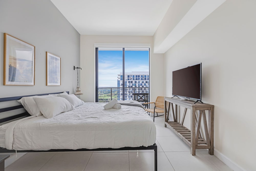 modern downtown doral one bedroom apt with golf course views