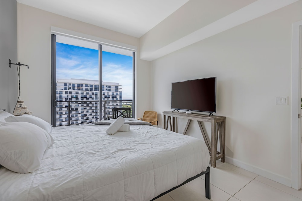 modern downtown doral one bedroom apt with golf course views