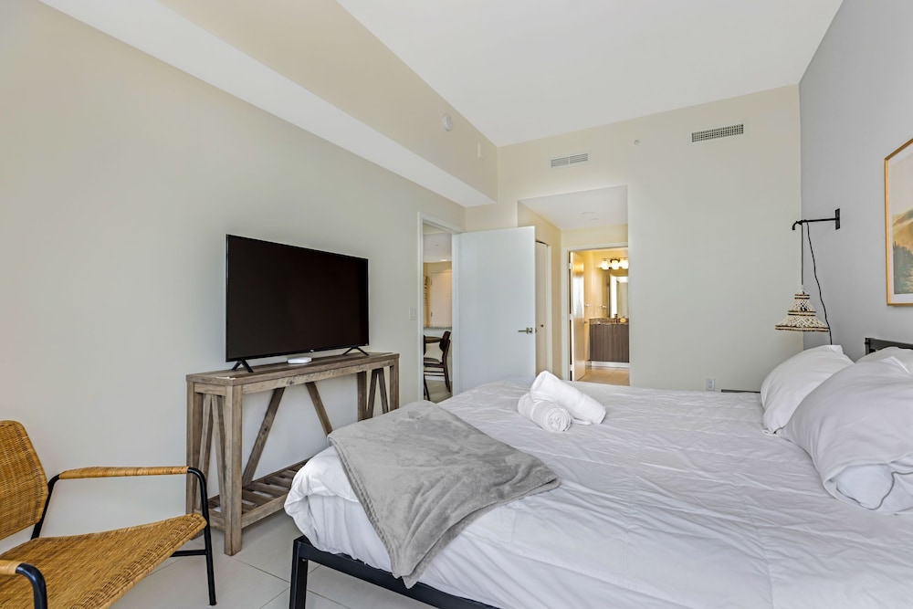 modern downtown doral one bedroom apt with golf course views