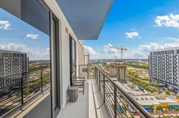 modern downtown doral one bedroom apt with golf course views