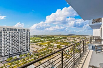 modern downtown doral one bedroom apt with golf course views