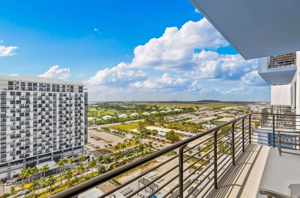 modern downtown doral one bedroom apt with golf course views