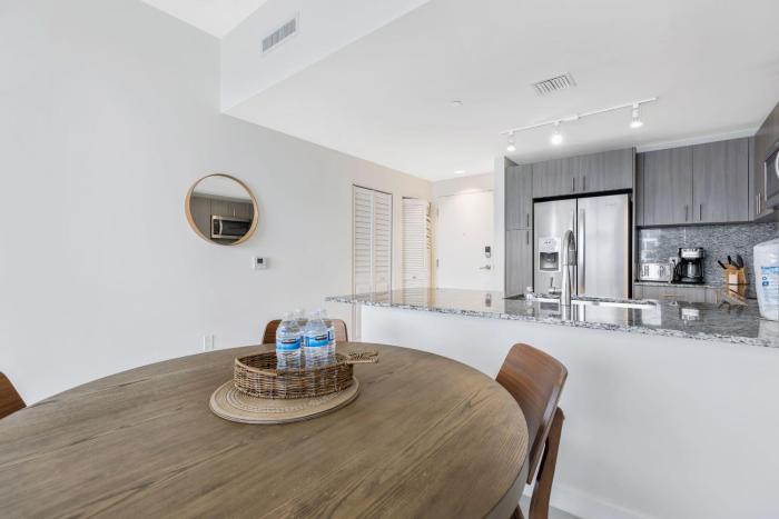 modern downtown doral one bedroom apt with golf course views