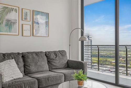 modern downtown doral one bedroom apt with golf course views