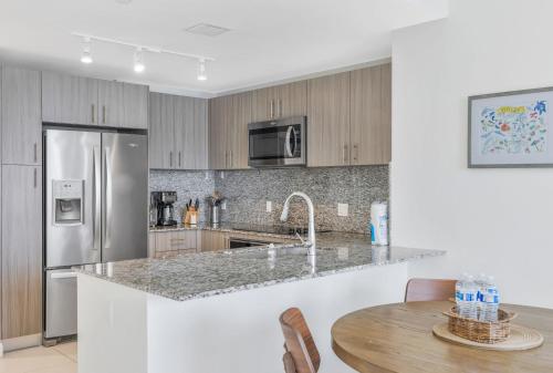 modern downtown doral one bedroom apt with golf course views