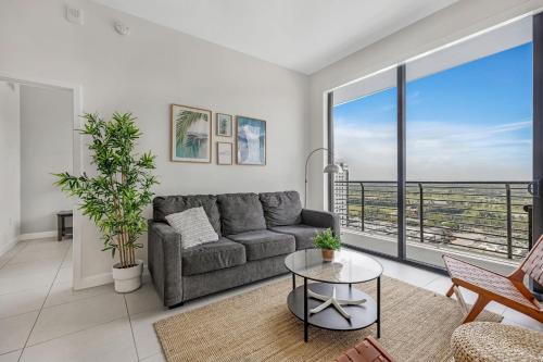 modern downtown doral one bedroom apt with golf course views