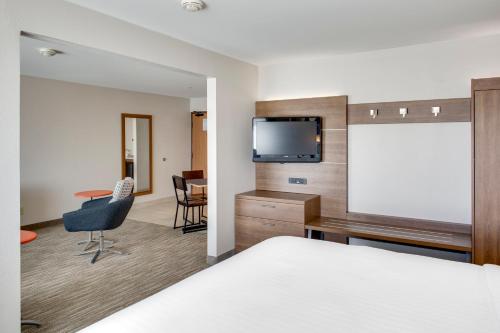 holiday inn express and suites chickasha by ihg