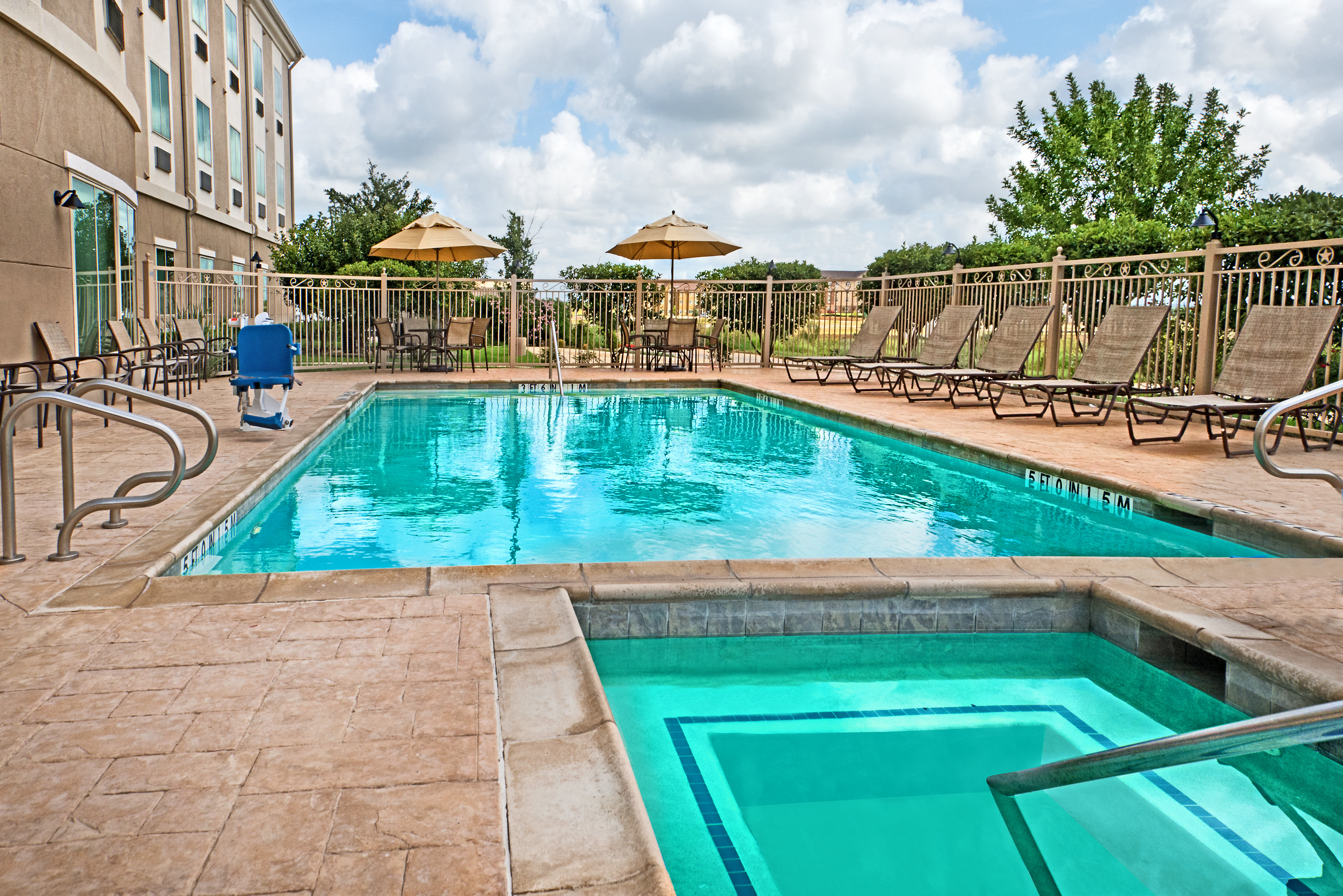 holiday inn express and suites cotulla by ihg