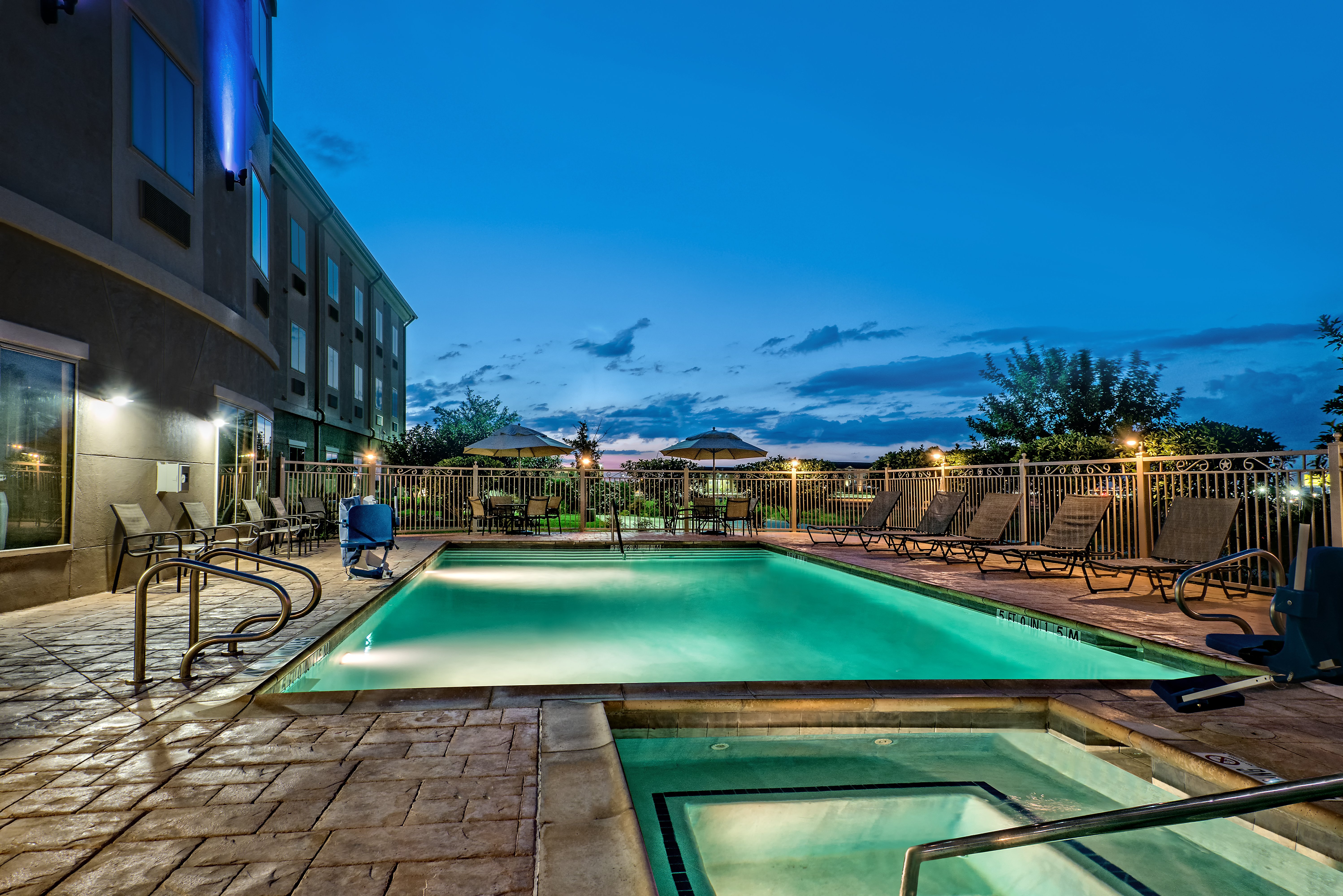 holiday inn express and suites cotulla by ihg