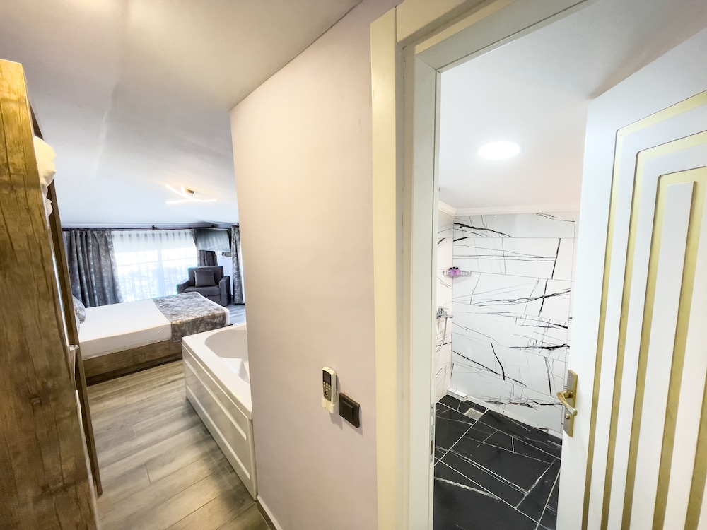 castles light boutique hotel