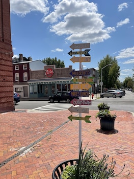 entire unit 5min to mandtbank camden yards