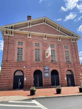 entire unit 5min to mandtbank camden yards