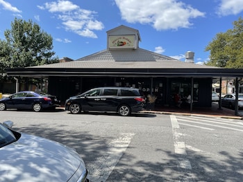 entire unit 5min to mandtbank camden yards