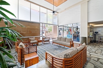 beautiful ocean views 1 block to beach wifi