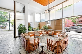 beautiful ocean views 1 block to beach wifi