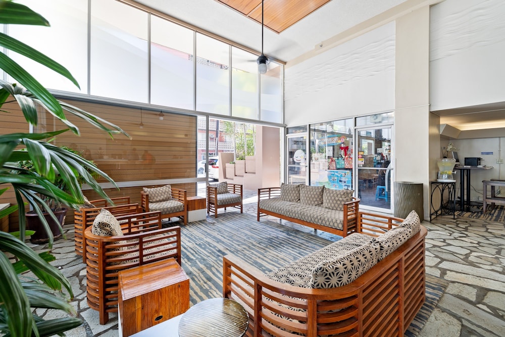 beautiful ocean views 1 block to beach wifi