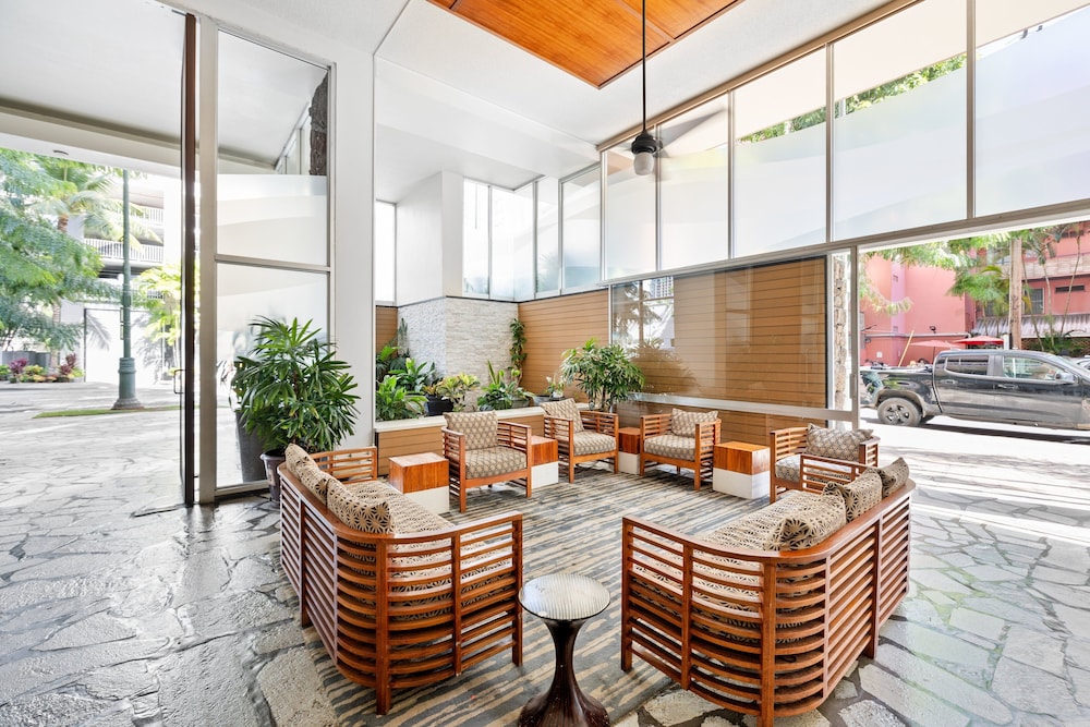 beautiful ocean views 1 block to beach wifi