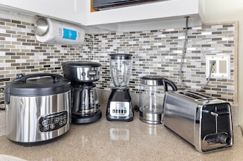 beautiful ocean views 1 block to beach wifi