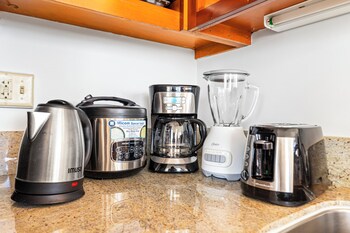 beautiful ocean views 1 block to beach wifi