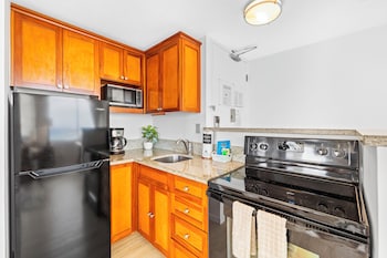 beautiful ocean views 1 block to beach wifi