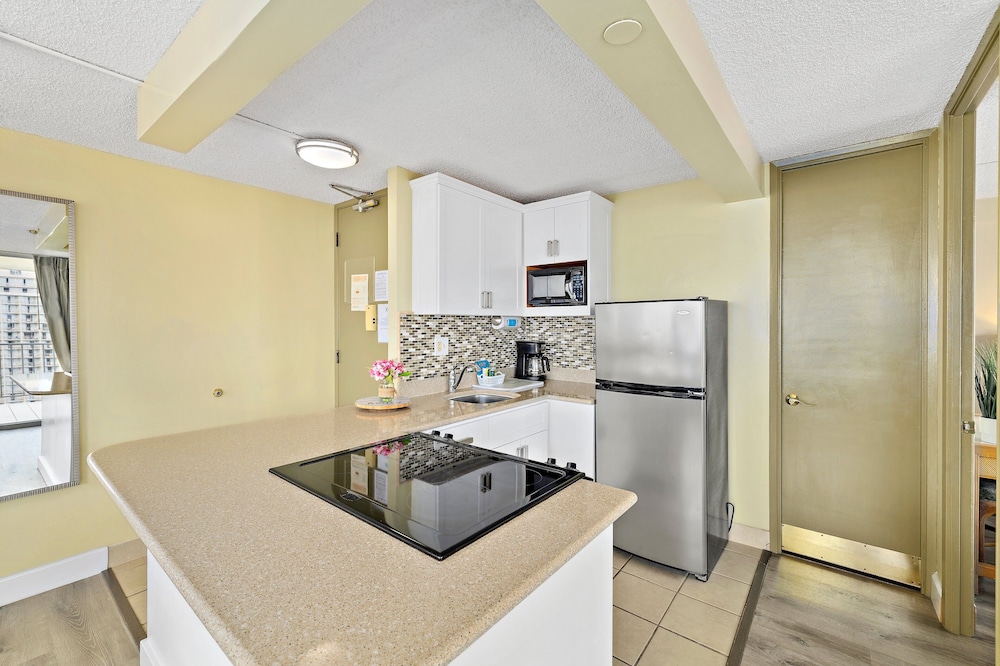 beautiful ocean views 1 block to beach wifi