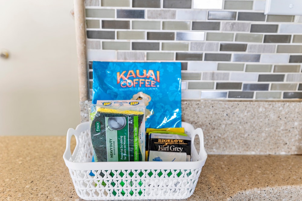 beautiful ocean views 1 block to beach wifi