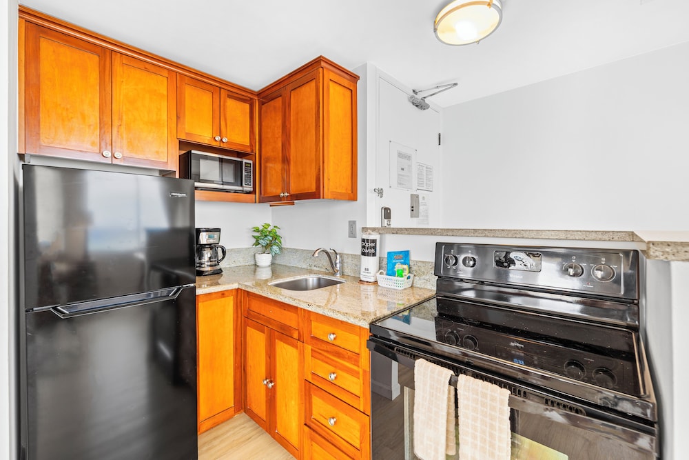 beautiful ocean views 1 block to beach wifi