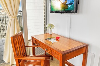 beautiful ocean views 1 block to beach wifi