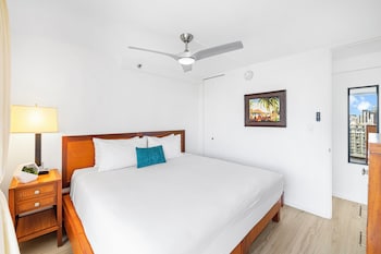 beautiful ocean views 1 block to beach wifi