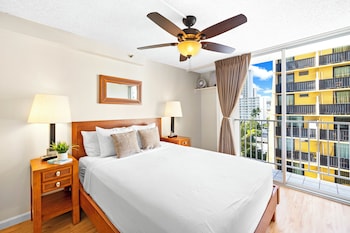 beautiful ocean views 1 block to beach wifi