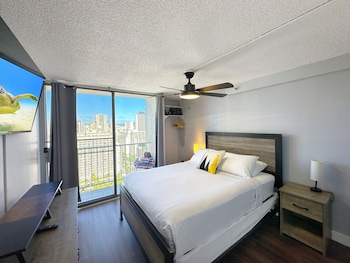 beautiful ocean views 1 block to beach wifi