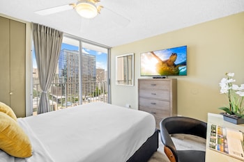 beautiful ocean views 1 block to beach wifi