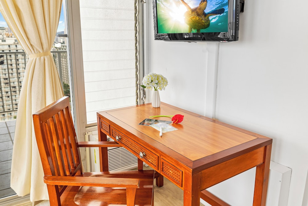 beautiful ocean views 1 block to beach wifi