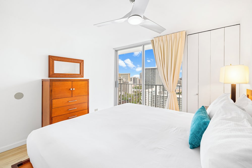 beautiful ocean views 1 block to beach wifi