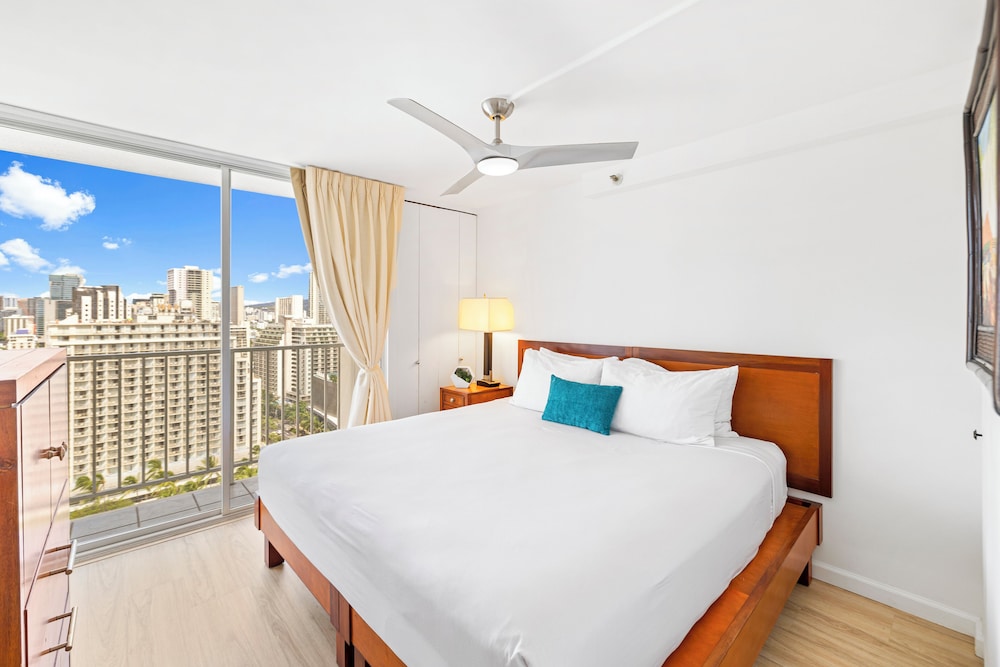 beautiful ocean views 1 block to beach wifi