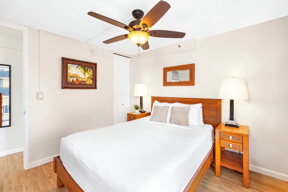 beautiful ocean views 1 block to beach wifi