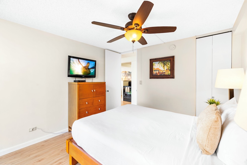 beautiful ocean views 1 block to beach wifi