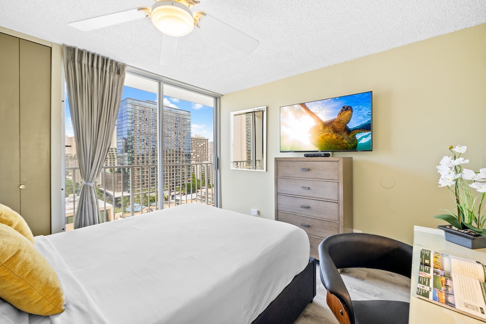 beautiful ocean views 1 block to beach wifi