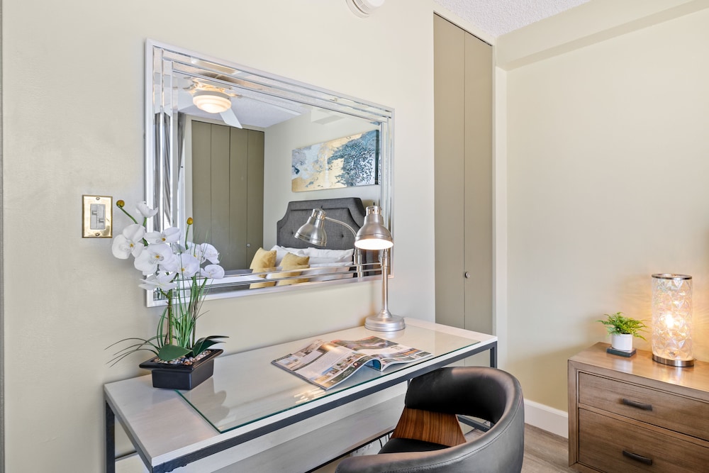 beautiful ocean views 1 block to beach wifi