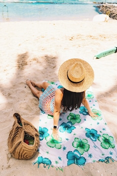 beautiful ocean views 1 block to beach wifi