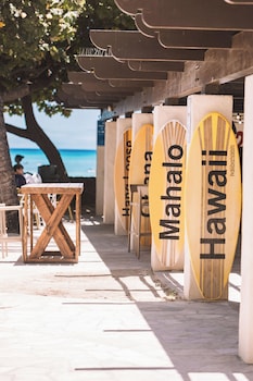 beautiful ocean views 1 block to beach wifi