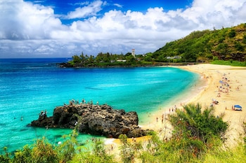 beautiful ocean views 1 block to beach wifi