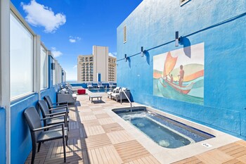 beautiful ocean views 1 block to beach wifi