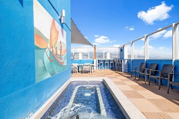 beautiful ocean views 1 block to beach wifi