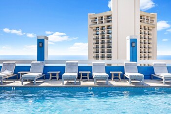 beautiful ocean views 1 block to beach wifi