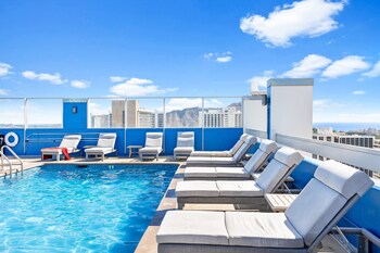 beautiful ocean views 1 block to beach wifi