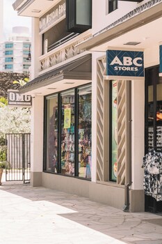 beautiful ocean views 1 block to beach wifi